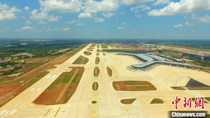 图为正在建设当中的海口美兰国际机场二期扩建项目。美兰机场 供图