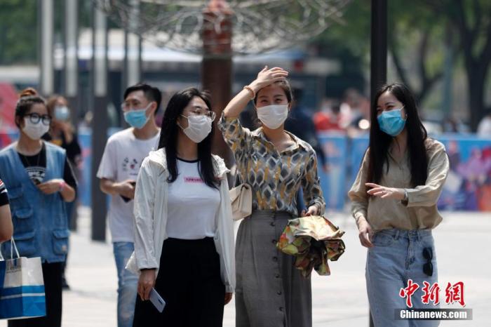 资料图：5月2日，北京持续高温天气。图为民众戴口罩出行。<a target=
