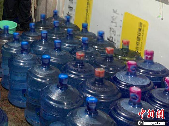 北京警方查获的假冒桶装水。北京警方供图