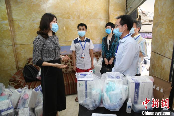中国驻尼泊尔大使侯艳琪(左一)现场了解“健康包”发放工作。　张晨翼 摄