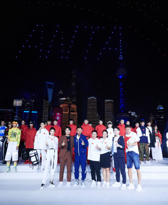 安踏发布北京2022年冬奥会特许商品国旗款运动服装