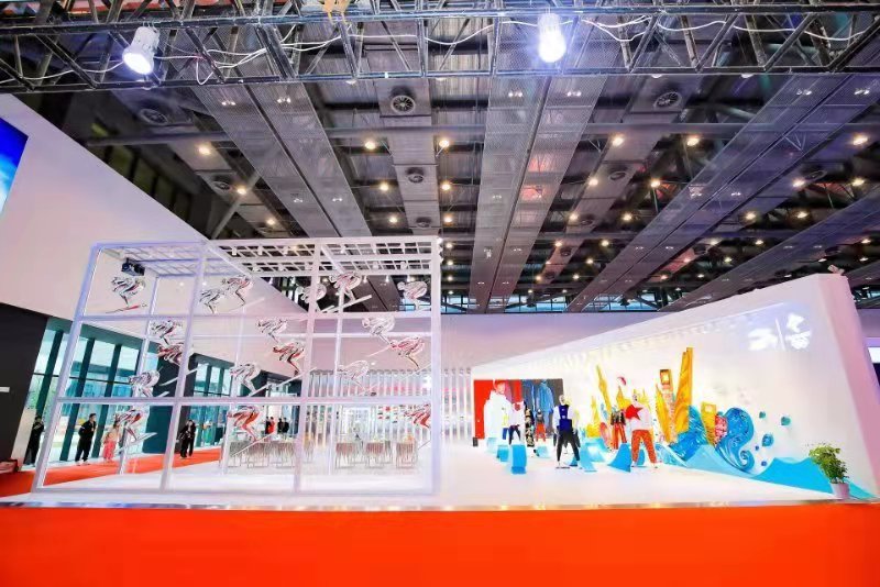 安踏携手北京2022年冬奥会特许商品国旗款运动服装亮相晋江鞋博会